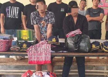 Tim Resmob On The Road telah berhasil mengamankan dua orang yang diduga terlibat dalam aksi pencurian di Toko Kompleks Shopping Center. Para pelaku tersebut adalah IA, seorang pengemudi ojek online berusia 24 tahun, dan MRN, seorang pekerja swasta berusia 27 tahun, keduanya beralamat di Kelurahan Karame, Kecamatan Singkil, Senin (25/3/2023) sekitar pukul 01.00 WITA.