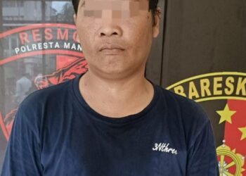 Tim Alpha Resmob dipimpin Kanit Buser Iptu Putut Wiyono telah berhasil mengamankan terduga pelaku penganiayaan di Taman Kesatuan Bangsa, Senin (25/03/2024) sekitar pukul 11.50 WITA. Identitas pelaku penganiayaan adalah seorang pria bernama ST, berusia 37 tahun, beragama Kristen, dan bekerja sebagai karyawan swasta