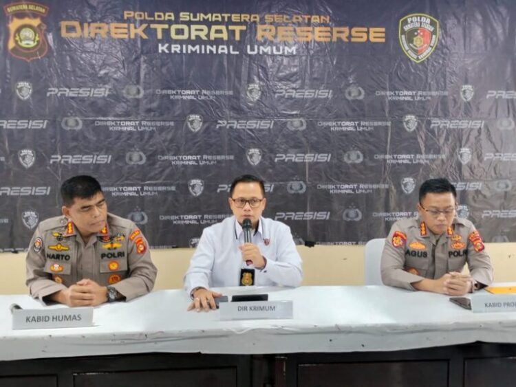 KONFERENSI PERS : Kabid Humas Polda Sumsel, Dirkrimum Polda Sumsel dan Kabid Propam Polda Sumsel saat konferensi pers perkembangan kasus Aiptu FN dan oknum debtcollector di Mapolda Sumsel