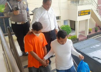 DIBOYONG: Pelaku pembunuhan berinisial AT diboyong ke Polrestabes untuk konferensi pers, Selasa (26/3/2024).(Foto:Polrestabes)
