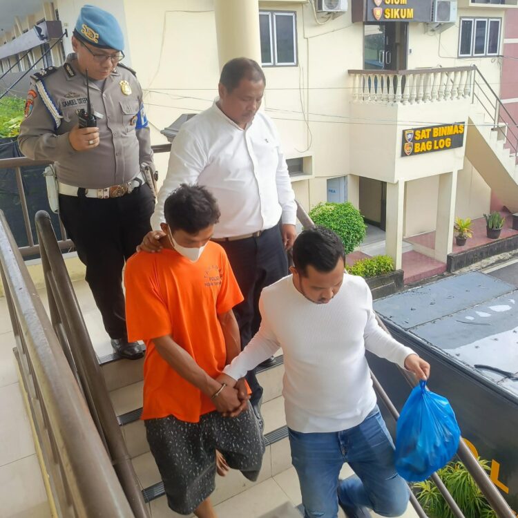 DIBOYONG: Pelaku pembunuhan berinisial AT diboyong ke Polrestabes untuk konferensi pers, Selasa (26/3/2024).(Foto:Polrestabes)