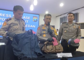 TUNJUKKAN: Kapolrestabes Medan Kombes Pol Teddy didampingi Kapolsek Sunggal Kompol Candra Yudha Pratama menunjukkan barang bukti tas hasil rampasan, di Mapolrestabes, Selasa (26/3/2024).(Foto Dok/Polrestabes)
