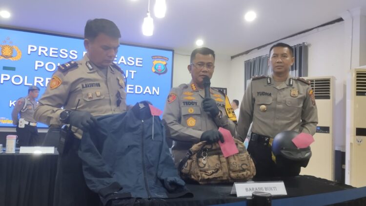 TUNJUKKAN: Kapolrestabes Medan Kombes Pol Teddy didampingi Kapolsek Sunggal Kompol Candra Yudha Pratama menunjukkan barang bukti tas hasil rampasan, di Mapolrestabes, Selasa (26/3/2024).(Foto Dok/Polrestabes)