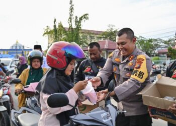 Kapolres Dumai AKBP Dhovan Oktavianton, S.H, S.I.K, M.Si kembali hadir ditengah masyarakat dan membagikan 1.000 takjil kepada masyarakat Kota Dumai, Selasa (26/3/2024).