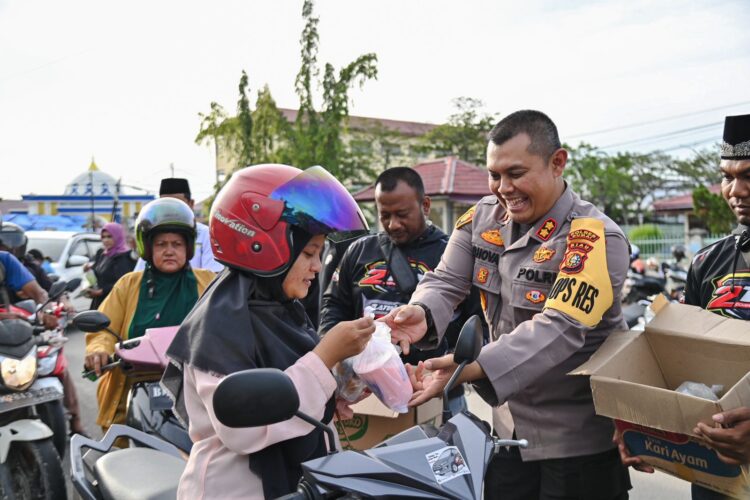 Kapolres Dumai AKBP Dhovan Oktavianton, S.H, S.I.K, M.Si kembali hadir ditengah masyarakat dan membagikan 1.000 takjil kepada masyarakat Kota Dumai, Selasa (26/3/2024).