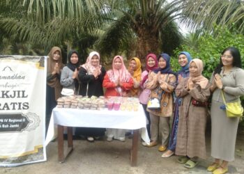 Ikatan Keluarga Besar Istri (IKBI) PTPN 4 Regional ll Bah Jambi berbagi kasih kepada anak yatim piatu dan membagi takjil gratis untuk masyarakat. Kegiatan ini dilakukan Rabu (27 /3/2024) sekitar pukul 16.00 wib di Nagori Bah Jambi, Kecamatan Jawa Maraja Bah Jambi, Kabupaten simalungun.