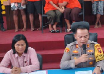 PAPARKAN: Kapolres Pelabuhan Belawan, AKBP Janton Silaban didampingi Kanit PPA, Ipda Rostati Sihombing memaparkan pengungkapan kasus eksploitasi anak di Belawan melibatkan ibu kandung, Rabu (27/3/2024).(Foto Dok/ Polres)