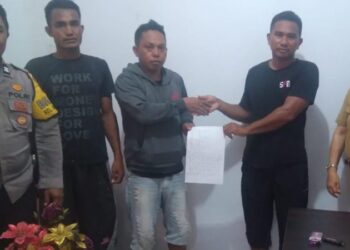 Dalam upaya menjaga ketertiban dan kedamaian di lingkungan masyarakat, Bhabinkamtibmas Polsek Mapanget, Aiptu Man Binei, bersama-sama dengan Ketua Lingkungan X, Victor Stevi Paulus, dan Ketua Lingkungan XI, Jolanda Kamuh, turut serta dalam kegiatan mediasi kasus persinahan di Kantor Kelurahan Kairagi Dua, Rabu (27/3/2024).