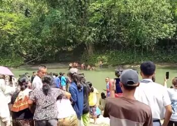 Seorang pelajar warga dusun 3 sihare'o, Desa Hiliuso, Kecamatan Lolofitu Moi, Kabupaten Nias Barat (SH) 16 Tahun, tenggelam di sungai moi di kedalam 4 meter sepulang sekolah, diduga korban tidak pandai berenang. Menurut informasi polisi tidak di temukan tanda-tanda kekerasan pada tubuh korban, rabu 27/03/2024.