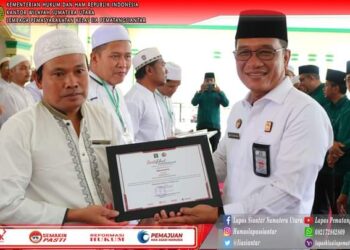 Kepala Lapas Pematangsiantar, M. Pithra Jaya Saragih yang dalam kesempatan ini hadir secara langsung menyerahkan Piagam Penghargaan sekaligus Apresiasi kepada warga binaan.