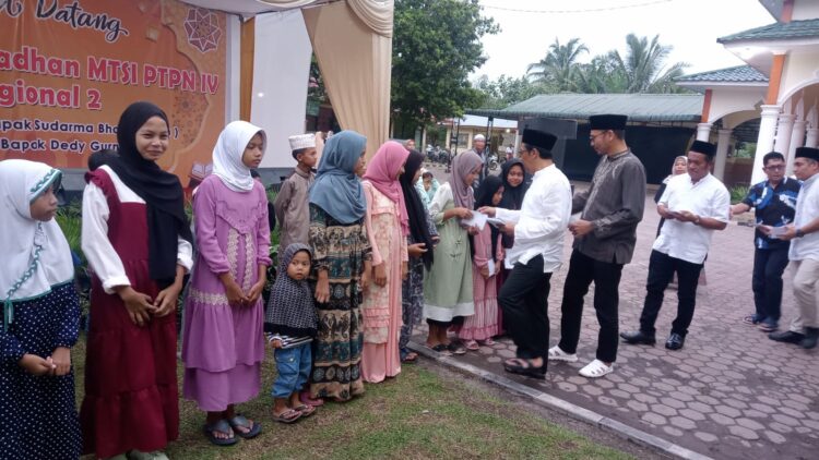 Tim safari ramadhan MTSI PTPN 4 Regional II berbuka puasa bersama dengan karyawan unit Balimbingan serta berbagi kepada anak yatim/piatu.