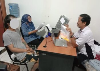 Satresnarkoba Polresta Banyumas, Polda Jateng, berhasil mengamankan seorang laki-laki berinisial DI (34) warga Desa Kutasari Kec. Baturraden, Kab. Banyumas. Dia ditangkap karena diduga sering bertransaksi obat keras/ obat daftar G di wilayah Baturraden.