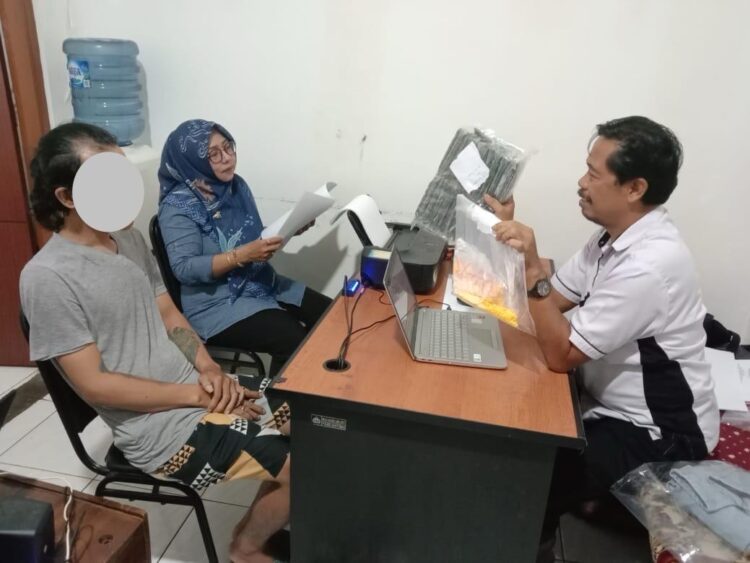 Satresnarkoba Polresta Banyumas, Polda Jateng, berhasil mengamankan seorang laki-laki berinisial DI (34) warga Desa Kutasari Kec. Baturraden, Kab. Banyumas. Dia ditangkap karena diduga sering bertransaksi obat keras/ obat daftar G di wilayah Baturraden.