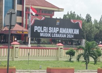 TERPAJANG: Spanduk bertuliskan Polri siap amankan mudik Lebaran 2024 terpajang di depan Mapolda Sumut, Kamis (28/3/2024). (Foto Dok/ T77)