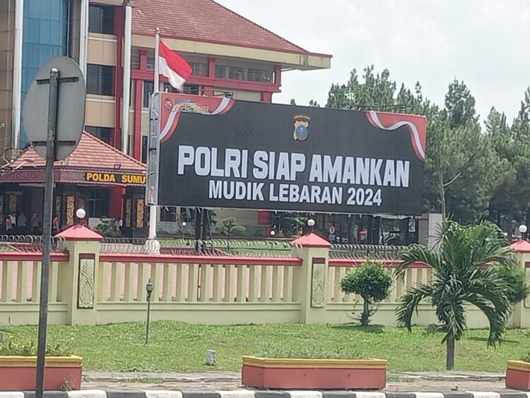TERPAJANG: Spanduk bertuliskan Polri siap amankan mudik Lebaran 2024 terpajang di depan Mapolda Sumut, Kamis (28/3/2024). (Foto Dok/ T77)