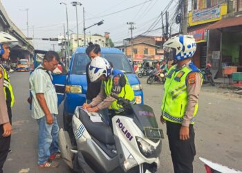 TILANG: Polisi menilang pengendara pada Ops Keselamatan Toba 2024 di Simpang Amplas Jalan Sisingamangaraja Medan beberapa waktu lalu. (Foto Dok/ Polda Sumut)