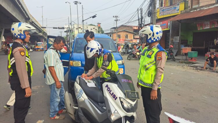 TILANG: Polisi menilang pengendara pada Ops Keselamatan Toba 2024 di Simpang Amplas Jalan Sisingamangaraja Medan beberapa waktu lalu. (Foto Dok/ Polda Sumut)