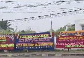 PAPAN BUNGA: Puluhan papan bunga dukungan penyelesaian kasus NW diletakkan di depan Mapolda Sumut. (Foto Dok/T77)