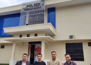 Karisman Giawa bersama tim kuasa hukumnya Saleh Mardi Gulo, S.H., Opelisman Giawa, S.H, Dkk di Polsek Medan Baru Kota Medan.
