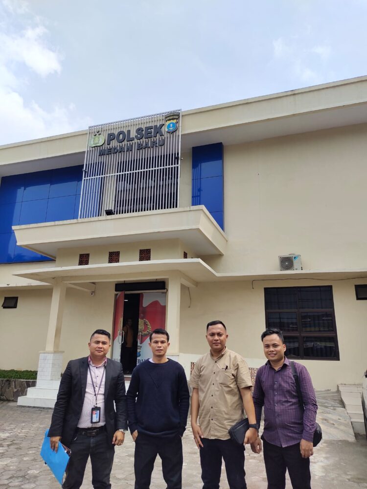 Karisman Giawa bersama tim kuasa hukumnya Saleh Mardi Gulo, S.H., Opelisman Giawa, S.H, Dkk di Polsek Medan Baru Kota Medan.