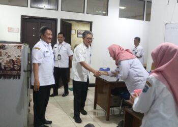Penjabat (Pj) Wali Kota Tegal, Dadang Somantri menggelar sidak di kantor - kantor Pemerintahan yang berada di Komplek Balai Kota Tegal, Rabu (27/3/24) siang.