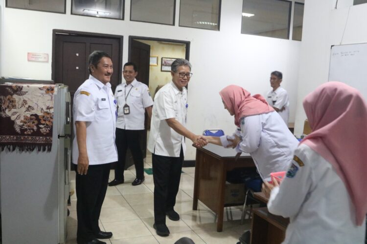 Penjabat (Pj) Wali Kota Tegal, Dadang Somantri menggelar sidak di kantor - kantor Pemerintahan yang berada di Komplek Balai Kota Tegal, Rabu (27/3/24) siang.