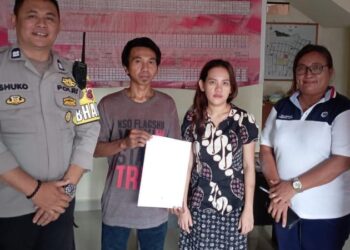 Bhabinkamtibmas Polsek Tuminting Aiptu D. Sukoroharjo, bersama dengan Ketua Lingkungan, telah mengadakan kegiatan problem solving yang sangat penting di Kantor Kelurahan Tumumpa. Masalah yang dihadapi adalah ketidakmampuan seorang suami untuk memberikan nafkah kepada istrinya.
