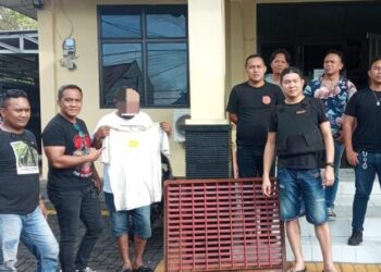Personel Polsek Singkil berhasil menangkap pelaku pencurian penutup Drinase yang telah viral di media sosial. Identitas pelaku terungkap sebagai JT alias Ayako (44), yang dikenali dari video CCTV yang menampilkan pelaku mengenakan kaos putih, Kamis (28/3/2024).