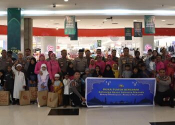 Kapolresta Manado Kombes Pol Julianto Sirait didampingi, AKBP Faisol Wahyudi, bersama dengan jajaran Pejabat utama Polresta Manado, menginisiasi kegiatan mulia yang mengajak anak-anak yatim piatu untuk berbelanja pakaian dan perlengkapan Lebaran di Matahari Manado Town Square pada Kamis (28/3/2024).