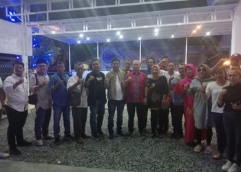FOTO BERSAMA: Nikson Nababan (tengah pakai batik merah) foto bersama Aliansi Berkah Sumut dan Aktifis Agraria Sumut di Cafe Al Marjan Jalan HM Said No. 6 Medan, Kamis (28/3/2024). (Foto Dok/ T77)