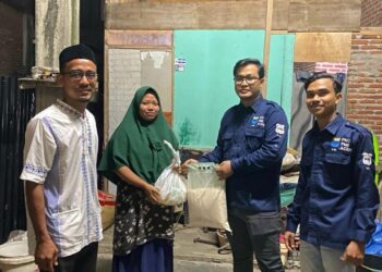 Pengurus Koordinator Cabang Pergerakan Mahasiswa Islam Indonesia (PKC -PMII) Provinsi Aceh salurkan sejumlah sembako ke Rumah warga di Kawasan Banda Aceh selama 2 tahap yakni Senin Malam 25 Maret dan Kamis Malam 28 Maret 2024.