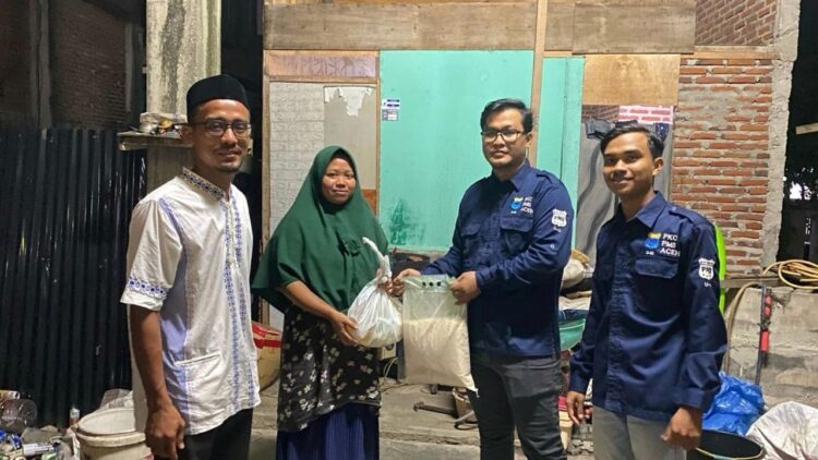 Pengurus Koordinator Cabang Pergerakan Mahasiswa Islam Indonesia (PKC -PMII) Provinsi Aceh salurkan sejumlah sembako ke Rumah warga di Kawasan Banda Aceh selama 2 tahap yakni Senin Malam 25 Maret dan Kamis Malam 28 Maret 2024.