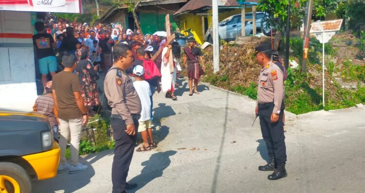 Polres Samosir Menurunkan 81 orang Personil dari Satuan Samapta, Sat Lantas, Sat Binmas, Sat Pol Airud, Sat Reskrim, Sat Intelkam dan Polsek Jajaran untuk melakukan pengamanan. Jumat (29/03/2024)