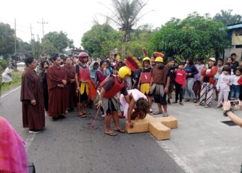 Muda mudi Gereja Kristen Protestan Indonesia (GKPI) Jawa Tonga menggelar aksi perjalanan salib (via delarosa).

Kegiatan dilakukan hari Jumat (29/03/2024) sekitar Jam 06.30 Wib yang dimulai dari dusun Huta Ginjang Jawa Tonga 2 sampai ke Gereja GKPI Nagori Jawa Tonga Kecamatan Hatonduhan Kabupaten Simalungun.