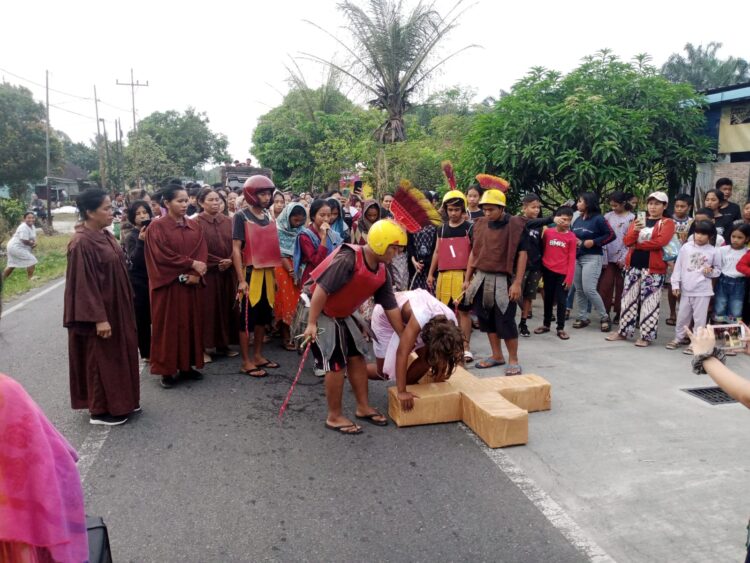 Muda mudi Gereja Kristen Protestan Indonesia (GKPI) Jawa Tonga menggelar aksi perjalanan salib (via delarosa).

Kegiatan dilakukan hari Jumat (29/03/2024) sekitar Jam 06.30 Wib yang dimulai dari dusun Huta Ginjang Jawa Tonga 2 sampai ke Gereja GKPI Nagori Jawa Tonga Kecamatan Hatonduhan Kabupaten Simalungun.