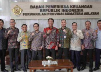 Pj Bupati Ogan Komering Ilir Ir. Asmar Wijaya, M.Si menyerahkan Laporan Keuangan Pemerintah Daerah (LKPD) Kabupaten Ogan Komering Ilir Tahun 2023 Unaudited kepada Badan Pemeriksa Keuangan (BPK) RI Perwakilan Sumatera Selatan di Palembang, Kamis (28/3/24).