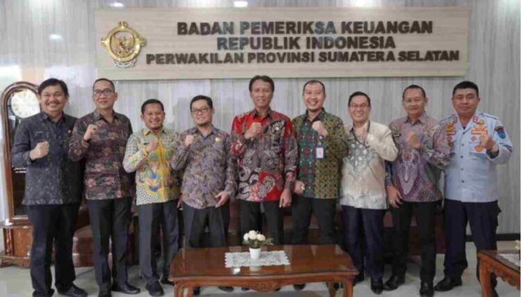 Pj Bupati Ogan Komering Ilir Ir. Asmar Wijaya, M.Si menyerahkan Laporan Keuangan Pemerintah Daerah (LKPD) Kabupaten Ogan Komering Ilir Tahun 2023 Unaudited kepada Badan Pemeriksa Keuangan (BPK) RI Perwakilan Sumatera Selatan di Palembang, Kamis (28/3/24).