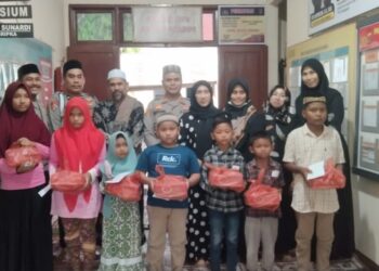 Polsek Blang Mangat Polres Lhokseumawe mengadakan acara buka puasa bersama dan memberikan santunan kepada anak yatim-piatu, dengan tujuan mempererat hubungan antara polisi dan masyarakat setempat. Acara buka bersama yang diadakan di halaman Mapolsek Blang Mangat pada Jumat, 29 Maret 2024, dihadiri oleh sekitar 10 anak yatim-piatu dari sekitar wilayah polsek tersebut.