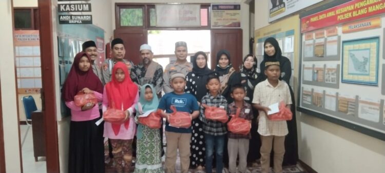 Polsek Blang Mangat Polres Lhokseumawe mengadakan acara buka puasa bersama dan memberikan santunan kepada anak yatim-piatu, dengan tujuan mempererat hubungan antara polisi dan masyarakat setempat. Acara buka bersama yang diadakan di halaman Mapolsek Blang Mangat pada Jumat, 29 Maret 2024, dihadiri oleh sekitar 10 anak yatim-piatu dari sekitar wilayah polsek tersebut.