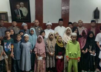 Kapolsek Tanah Jawa Kompol Manson Nainggolan SH M.Si, bersama personil Polsek Tanah Jawa melaksanakan Buka Puasa bersama di Persulukan Serambi Babussalam, di Nagori Jawa Tongah, Kecamatan Hatonduhan, Kabupaten Simalungun Sumatera Utara Jumat,(29/03/2024).