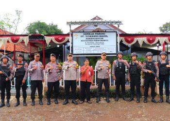 Kapolres Pekalongan AKBP Wahyu Rohadi, S.I.K., M.H melaksanakan pemantauan langsung pengamanan di gereja-gereja yang ada di wilayahnya, Jumat (29/3/24). Bersama para pejabat utama Polres Pekalongan lainnya gereja yang menjadi sasaran kunjungan yakni Gereja Paroki Santo Yohanes Karanganyar Desa Karangsari Kecamatan Karanganyar.