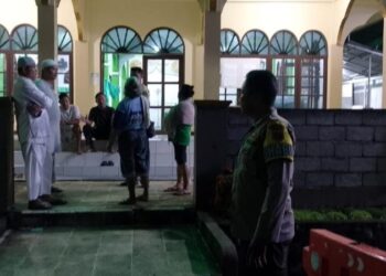 Bhabinkamtibmas (Bintara Pembina Keamanan dan Ketertiban Masyarakat) dari Polresta Manado memperlihatkan dedikasinya dalam menjaga keharmonisan masyarakat dengan melakukan penjagaan selama sholat tarawih di masjid-masjid yang berada di wilayah hukum Polresta Manado, Kamis (28/3/2024).