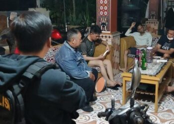 Seorang lelaki ditemukan meninggal dunia di jalan setapak dekat rumah kos milik keluarga Todung Karurukan. Korban, Kurniawan Syam (44), seorang karyawan Adira Multi Finance, ditemukan dalam kondisi tak sadarkan diri setelah mengikuti pesta miras bersama beberapa temannya, Kamis (28/3/2024) sekitar pukul 23.13 WITA.