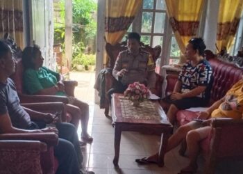 Bhabinkamtibmas dari Polsek Pineleng menunjukkan komitmen dan peran aktifnya dalam menyelesaikan permasalahan yang mengganggu ketentraman masyarakat. Dalam upaya tersebut, mereka melakukan problem solving untuk menangani masalah yang membuat perasaan tidak menyenangkan bagi penduduk setempat, Jumat (29/3/2024)
