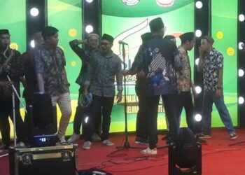 Personel Polsek Singkil turut serta dalam mengamankan acara Lomba Musik Bangun Sahur yang digelar di Plaza Ramadhan, Kelurahan Ternate Baru, Kecamatan Singkil. Acara ini diikuti oleh berbagai grup musik lokal yang menampilkan beragam kreativitas dalam meramaikan suasana bulan Ramadan, Kamis (28/3/2024).