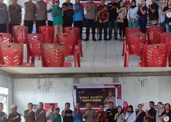 Polresta Manado terus meningkatkan keamanan dan ketertiban masyarakat (kamtibmas) dengan menggelar kegiatan Jumat Bacirita, Jumat (29/3/2024). Kegiatan ini dilakukan di Kantor Hukum Tua Desa Pineleng Satu, sebagai bagian dari upaya pencegahan dan penanggulangan tindak kriminalitas.