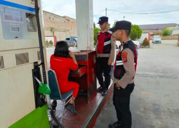 3 orang personil Unit Patroli Sat Samapta Polres Samosir menggunakan kendaraan dinas roda empat Melaksanakan kegiatan Patroli Dialogis ke SPBU Pangururan dalam rangka pengecekan situasi keamanan, kelancaran Pengisian BBM dan Antisipasi terjadinya tindak pidana. Sabtu (30/03/2024)