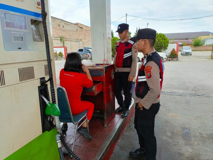 3 orang personil Unit Patroli Sat Samapta Polres Samosir menggunakan kendaraan dinas roda empat Melaksanakan kegiatan Patroli Dialogis ke SPBU Pangururan dalam rangka pengecekan situasi keamanan, kelancaran Pengisian BBM dan Antisipasi terjadinya tindak pidana. Sabtu (30/03/2024)