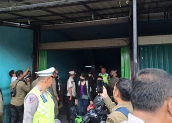 IMBAU: Petugas gabungan memberikan imbauan saat penertiban di stasiun bus sepanjang Jalan Sisingamangaraja Medan, Sabtu (30/3/2024). (Foto Dok/ Polsek Patumbak)