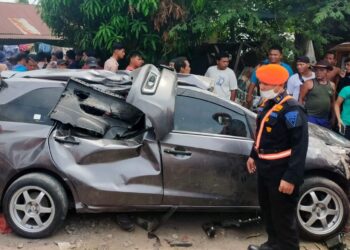 TEWAS: Mobil Honda Mobilio BK 1278 GI ringsek usai ditabrak kereta api dan menewaskan sopir dan 4 penumpangnya di perlintasan rel tanpa palang pintu Jalan Payabakung Desa SM Diski, Kecamatan Sunggal, Deliserdang, Sabtu (30/3/2024).(Foto Dok/Polsek)